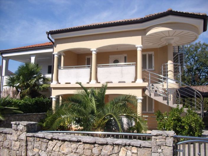 Image No.2-5 Bed Property for sale