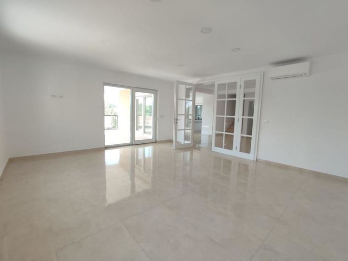 Image No.16-4 Bed Property for sale
