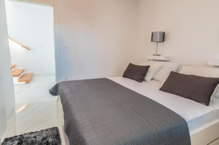 Image No.19-4 Bed Property for sale