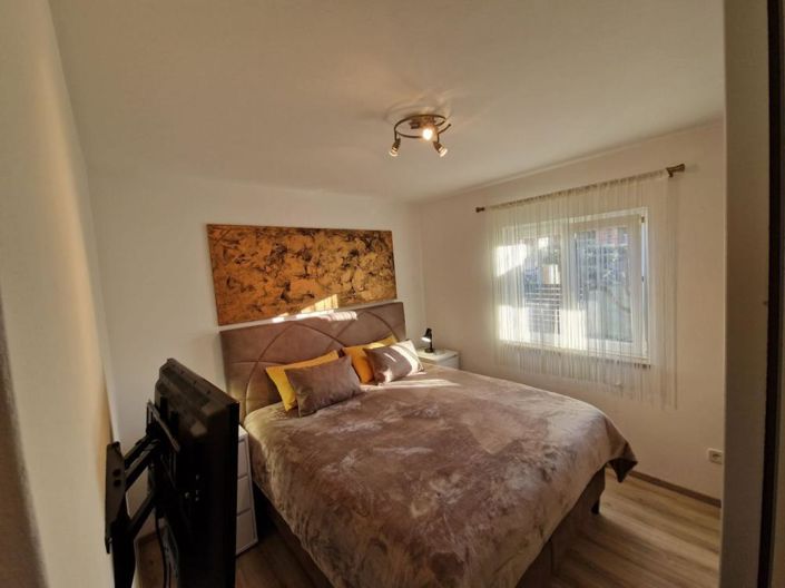 Image No.9-5 Bed Property for sale
