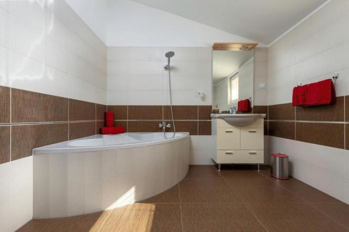 Image No.23-11 Bed Property for sale