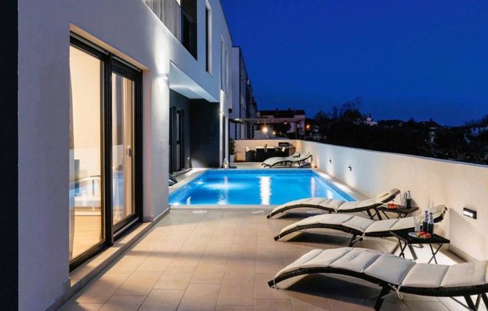 Image No.22-7 Bed Property for sale