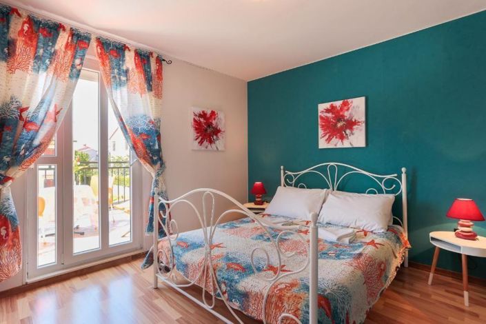 Image No.16-6 Bed Property for sale