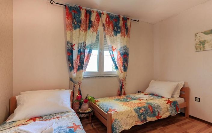 Image No.22-6 Bed Property for sale
