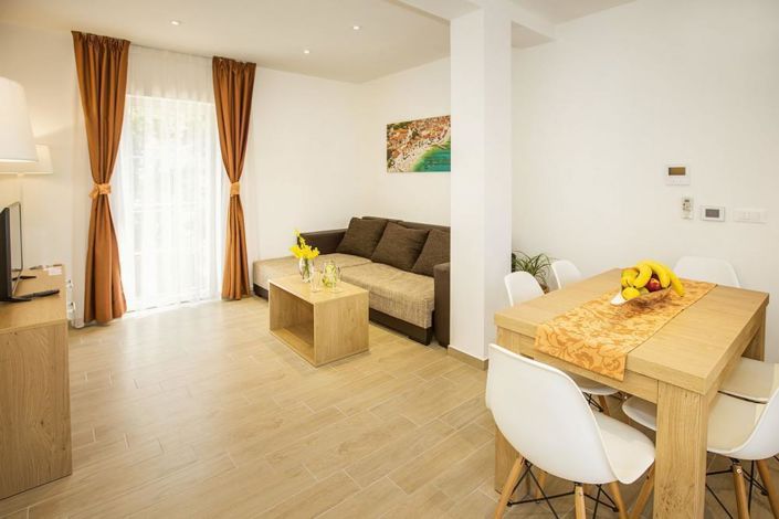 Image No.15-9 Bed Property for sale