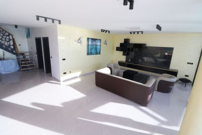 Image No.11-4 Bed Property for sale