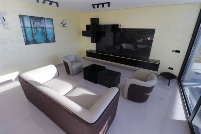 Image No.12-4 Bed Property for sale