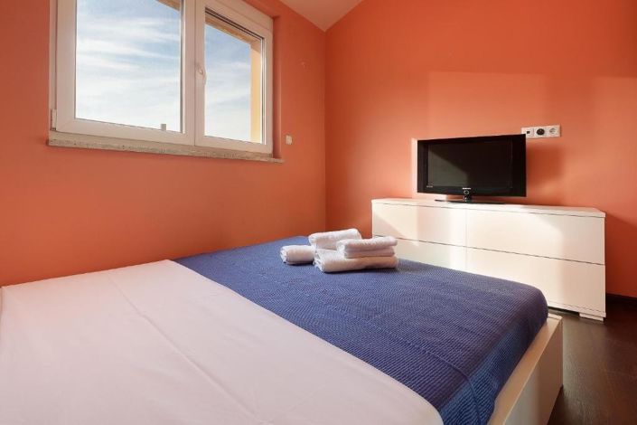 Image No.19-9 Bed Property for sale