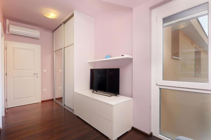 Image No.23-9 Bed Property for sale