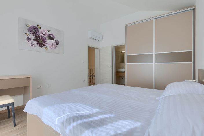 Image No.20-4 Bed Property for sale