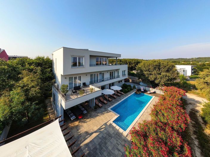 Image No.2-5 Bed Property for sale