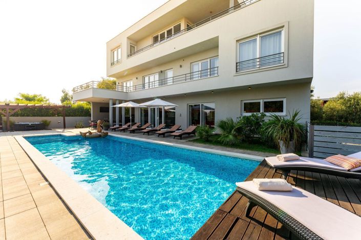 Image No.3-5 Bed Property for sale