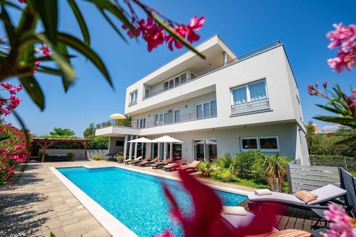 Image No.4-5 Bed Property for sale
