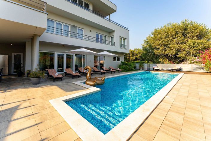 Image No.6-5 Bed Property for sale