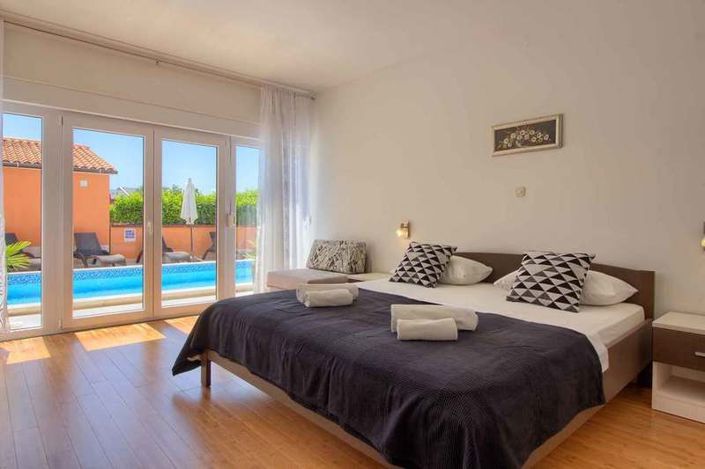 Image No.11-6 Bed Property for sale