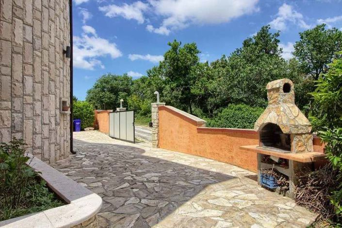 Image No.16-6 Bed Property for sale