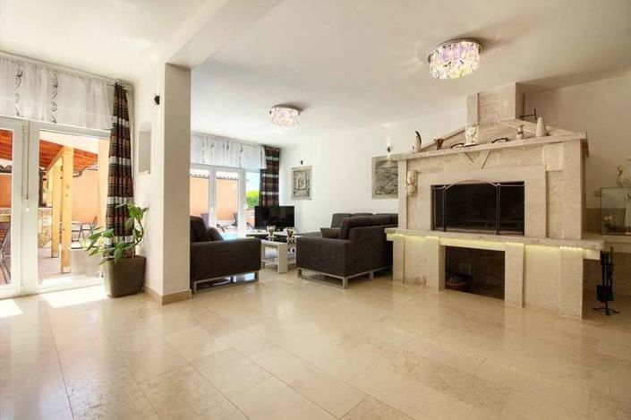 Image No.5-6 Bed Property for sale
