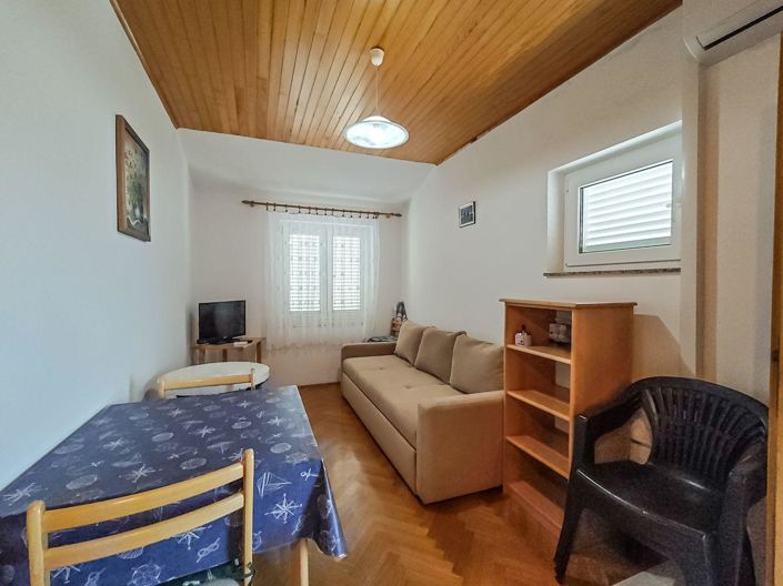Image No.16-6 Bed Property for sale
