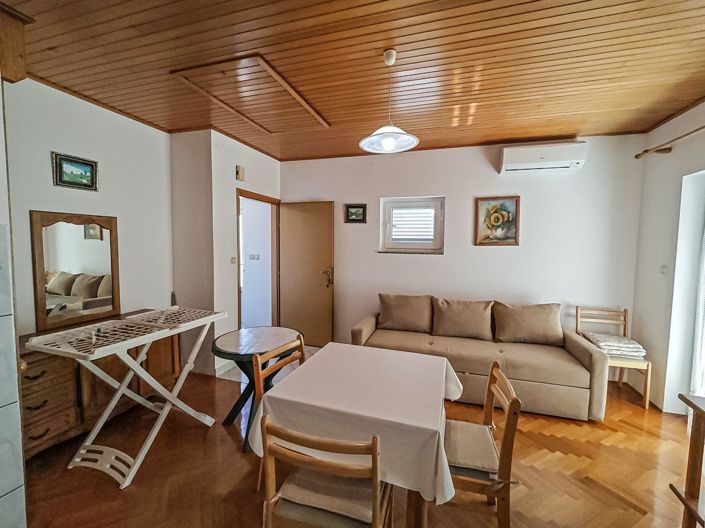 Image No.18-6 Bed Property for sale