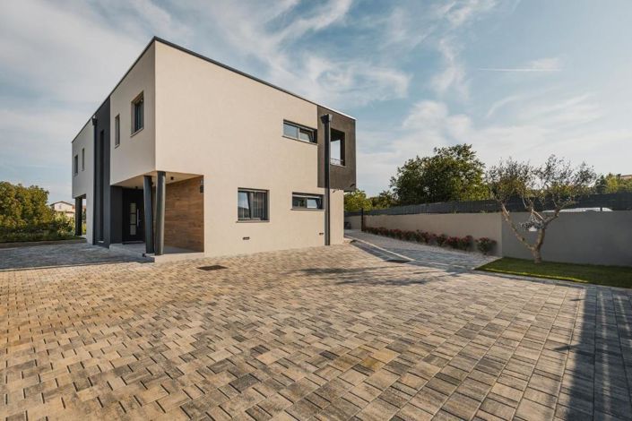 Image No.10-5 Bed Property for sale