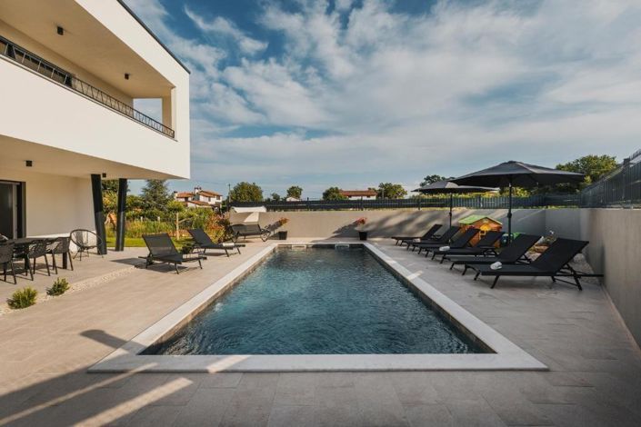 Image No.5-5 Bed Property for sale