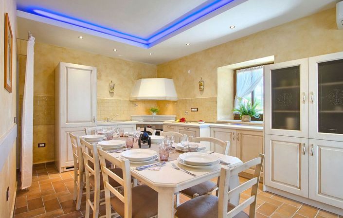Image No.8-5 Bed Property for sale