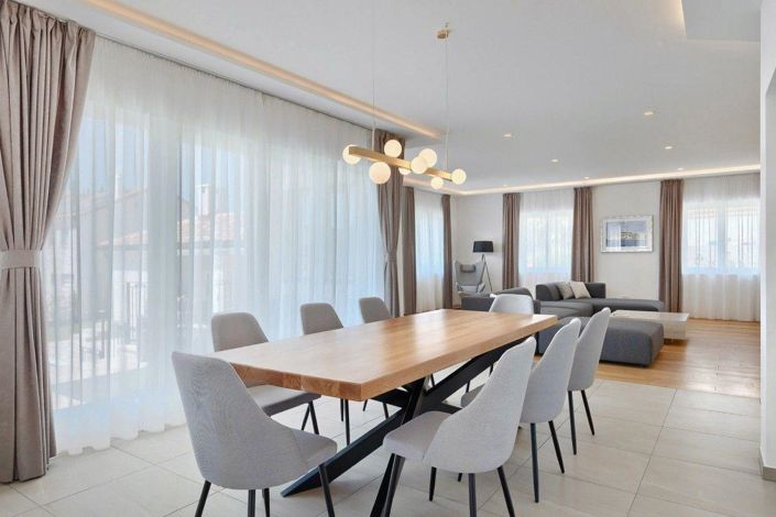 Image No.16-4 Bed Property for sale