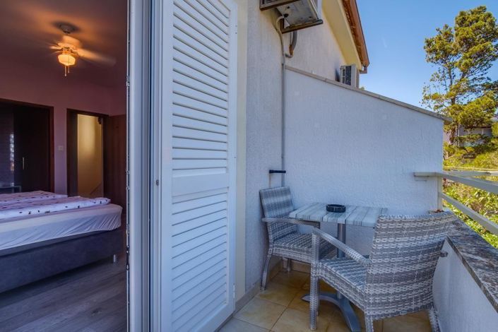 Image No.18-16 Bed Property for sale
