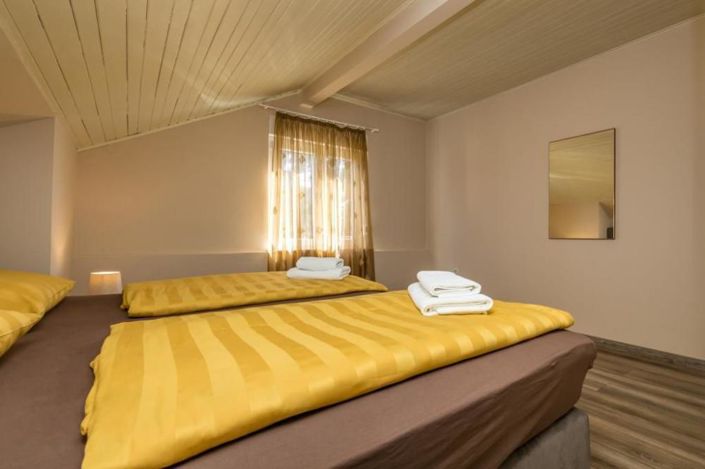 Image No.20-16 Bed Property for sale