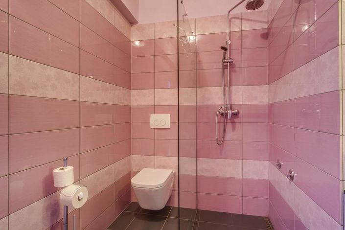 Image No.21-16 Bed Property for sale