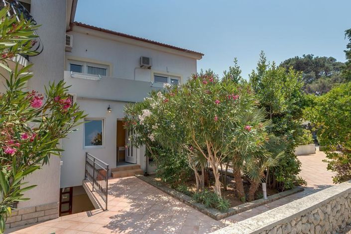 Image No.3-16 Bed Property for sale