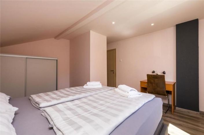 Image No.4-16 Bed Property for sale