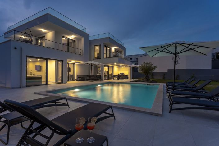 Image No.4-4 Bed Property for sale