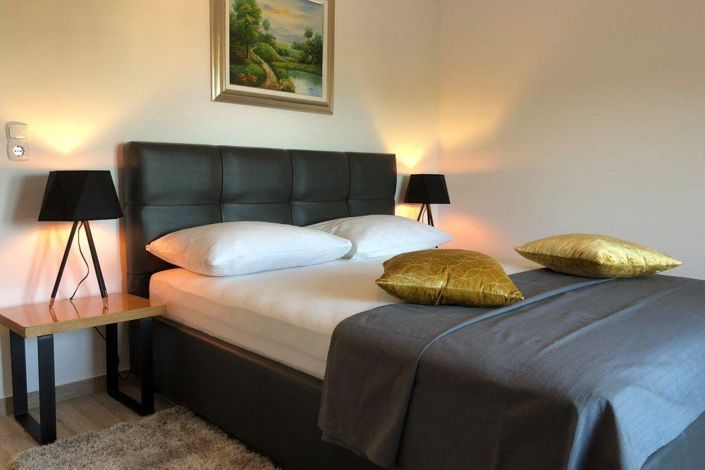 Image No.15-12 Bed Property for sale