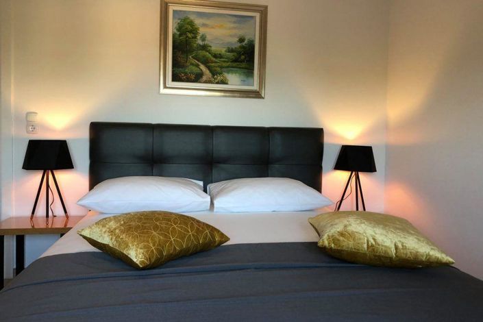 Image No.18-12 Bed Property for sale