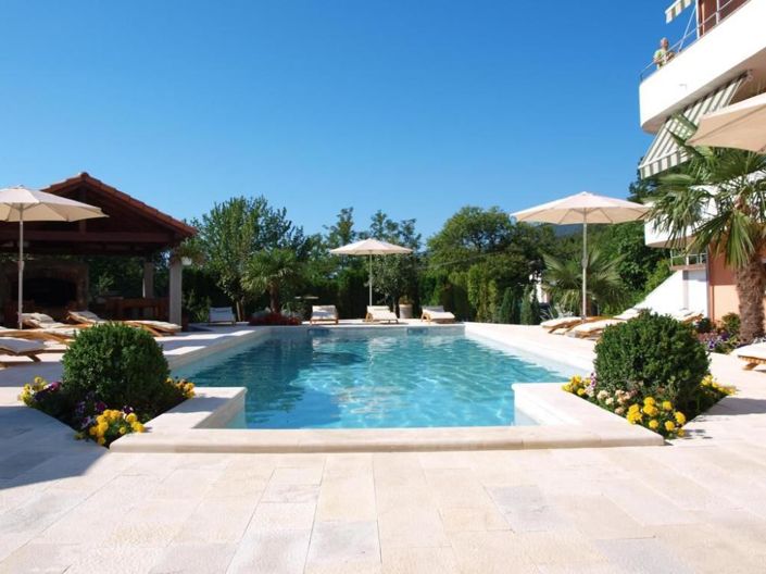 Image No.3-12 Bed Property for sale