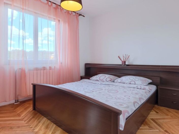 Image No.13-6 Bed Property for sale