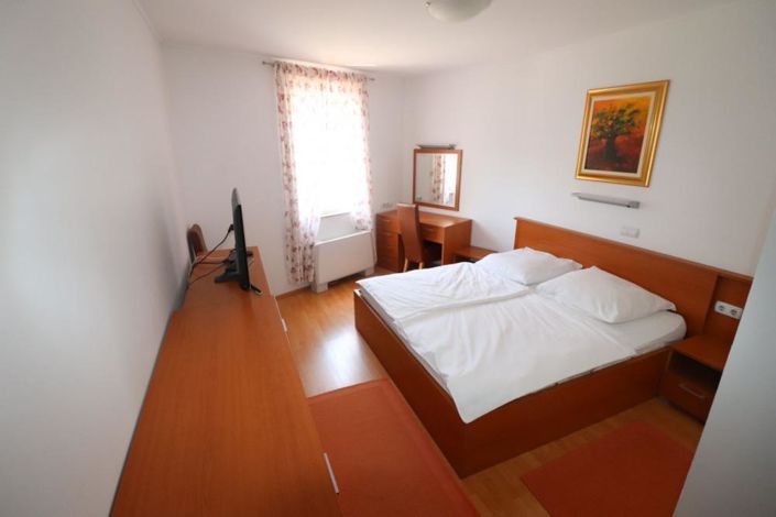 Image No.18-5 Bed Property for sale