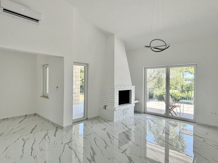 Image No.11-5 Bed Property for sale