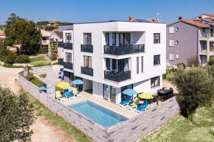 Image No.15-7 Bed Property for sale