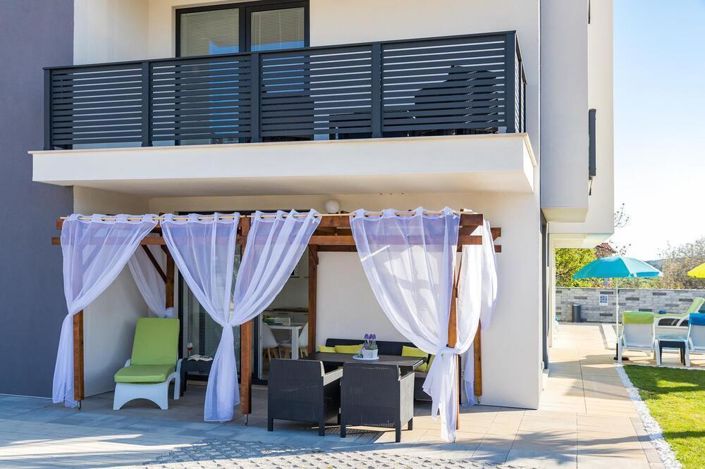 Image No.4-7 Bed Property for sale