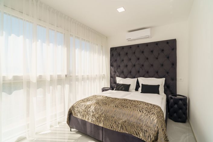 Image No.10-3 Bed Property for sale