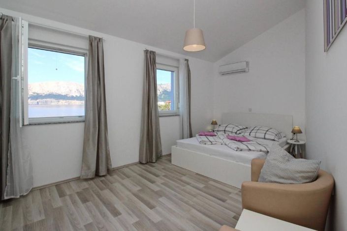 Image No.18-5 Bed Property for sale