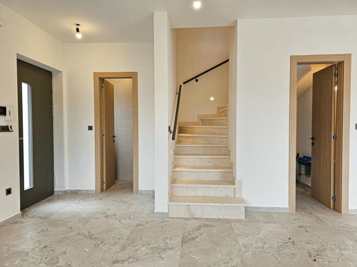 Image No.9-3 Bed Property for sale
