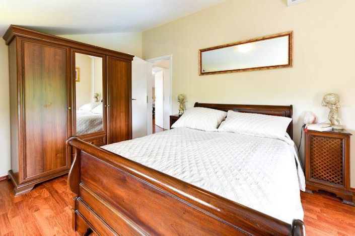 Image No.24-4 Bed Property for sale