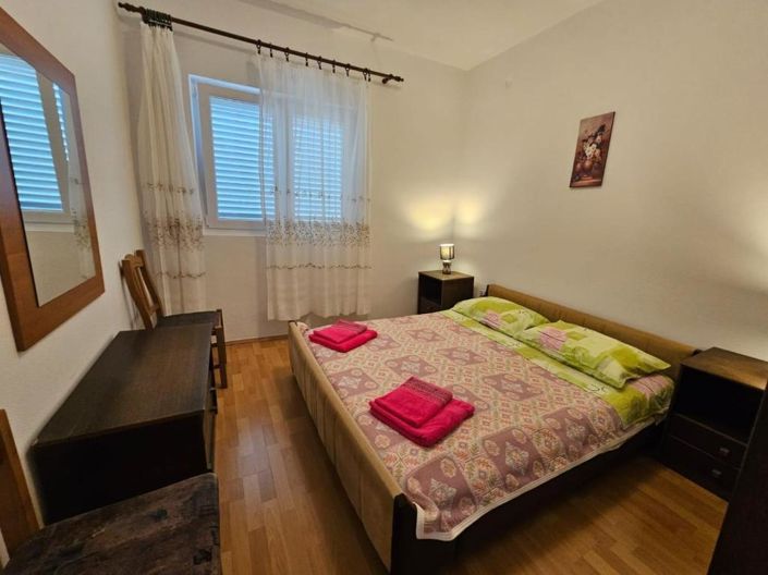 Image No.16-8 Bed Property for sale