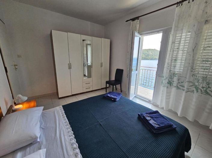 Image No.17-8 Bed Property for sale