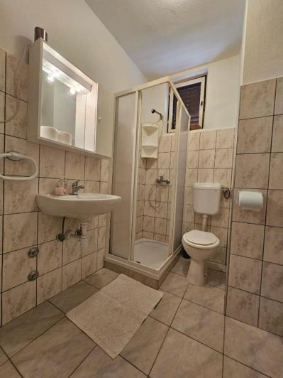 Image No.18-8 Bed Property for sale