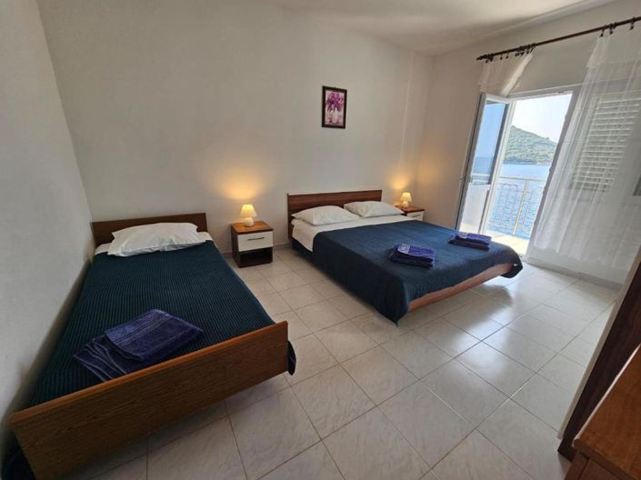 Image No.19-8 Bed Property for sale