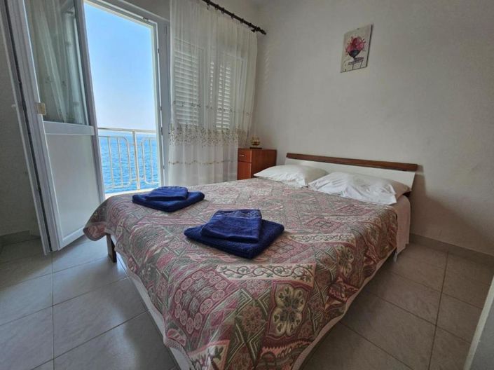 Image No.20-8 Bed Property for sale